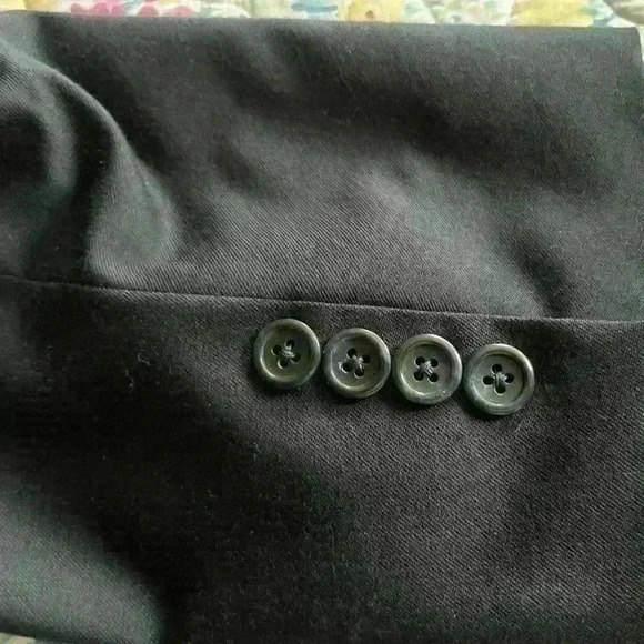 Men’s green double breasted suit. In fair condition has hole in the back of suit - Picture 4 of 12